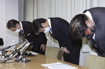 記者会見で謝罪する「BIPROGY」の平岡昭良社長（左）ら＝24日午後、兵庫県尼崎市