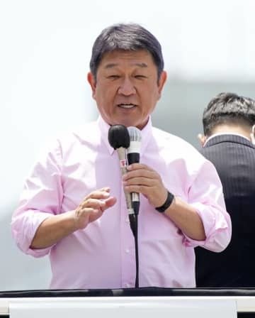 街頭演説で集まった人たちに支持を訴える自民党の茂木幹事長＝27日午前、水戸市