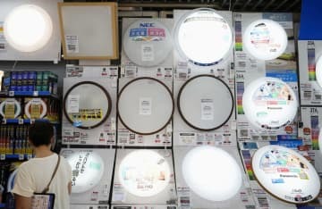 節電のため、展示中のライトが一部消された売り場＝27日午後2時38分、東京・有楽町のビックカメラ有楽町店