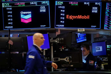 27日のニューヨーク証券取引所（ロイター＝共同）