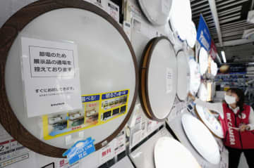 節電のため、展示中のライトが一部消された売り場＝27日午後2時48分、東京・有楽町のビックカメラ有楽町店