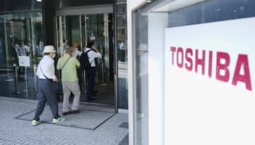 東芝の株主総会会場に向かう人たち＝28日午前、東京都新宿区