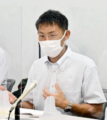 判決後に記者会見する原告の西本武史さん＝28日午後、大阪市