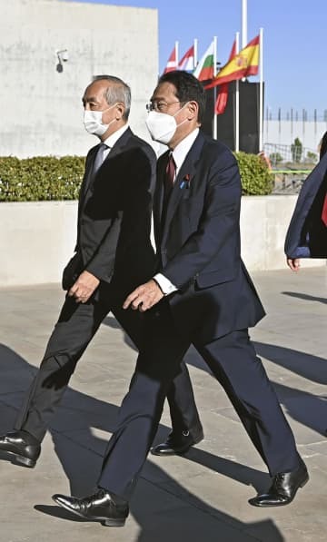 スペイン・マドリードに到着した岸田首相（手前）＝28日（代表撮影・共同）