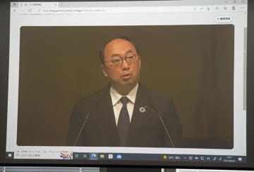 三菱電機の定時株主総会で発言する漆間啓社長のモニター画面＝29日午前
