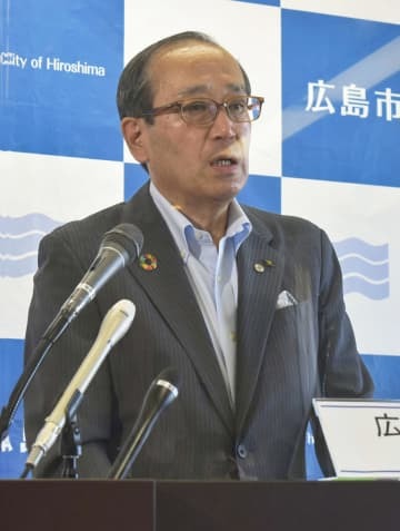 記者会見する広島市の松井一実市長＝29日午後、広島市役所