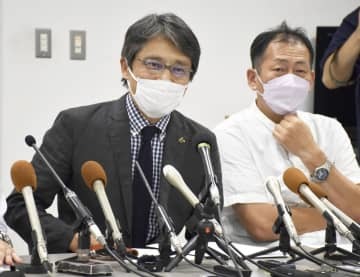 京都新聞HDの元相談役らの告発状を京都地検に提出し、記者会見した同紙社員の日比野敏陽さん（左）ら＝29日午後、京都市