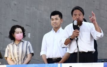 街頭演説する国民民主党の榛葉幹事長。中央は立憲民主党の泉代表、左は連合の芳野友子会長＝29日午後、三重県伊勢市