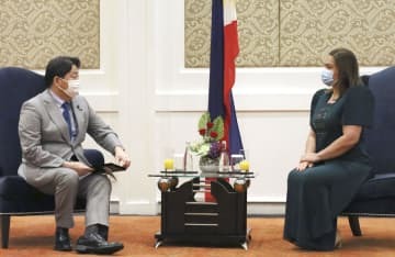 29日、フィリピンの首都マニラのホテルで、サラ・ドゥテルテ次期副大統領（右）と対談する林外相（共同）