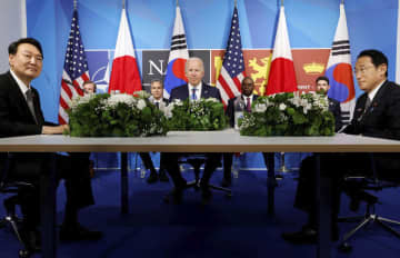 日米韓首脳会談に臨む（右から）岸田首相、バイデン米大統領、尹錫悦韓国大統領＝29日、スペイン・マドリード（ロイター＝共同）