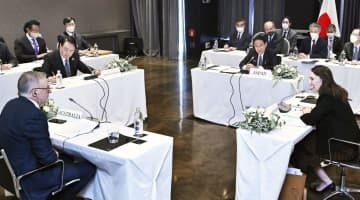 日韓豪NZ首脳会談に臨む（右奥から時計回りに）岸田首相、ニュージーランドのアーダン首相、オーストラリアのアルバニージー首相、韓国の尹錫悦大統領＝29日、スペイン・マドリード（代表撮影・共同）