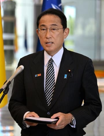 日米韓首脳会談などを終え、スペイン・マドリードで記者団の取材に応じる岸田首相＝29日（代表撮影・共同）