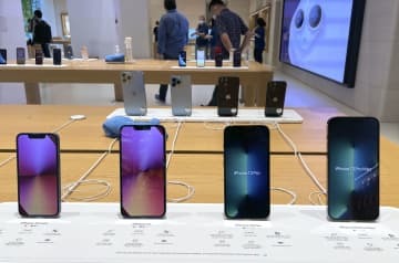 アップルのスマートフォン「iPhone13」シリーズの4機種＝2021年9月、東京都内