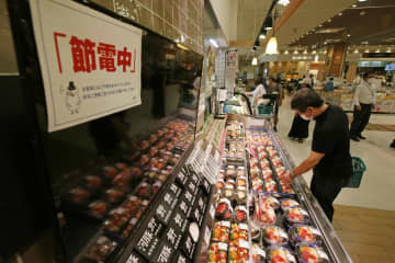 商品宣伝用のモニターが消されたイトーヨーカドー大森店の食品売り場＝1日午前、東京都大田区
