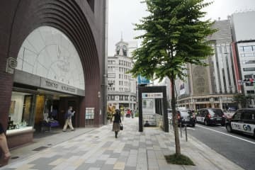 路線価が37年連続で全国最高となった東京・銀座の「鳩居堂」前