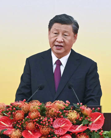 香港返還25年記念式典で、演説する中国の習近平国家主席＝1日、香港（AP＝共同）