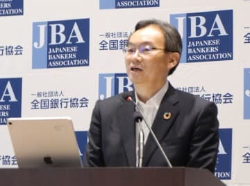記者会見する全国銀行協会の半沢淳一会長＝1日午後、東京都千代田区