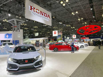 ニューヨーク国際自動車ショーのホンダやトヨタ自動車のブース＝2019年4月、米ニューヨーク（共同）