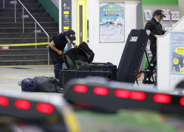 電車内の不審物情報で出動した警視庁の爆発物処理班＝2日午前0時52分、東京都江戸川区のJR小岩駅