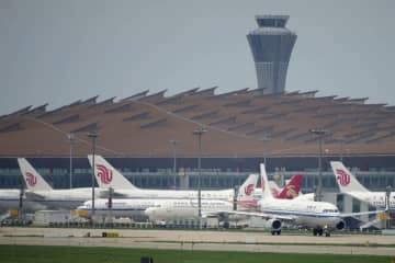 北京首都国際空港に駐機する中国国際航空などの航空機＝6月（共同）