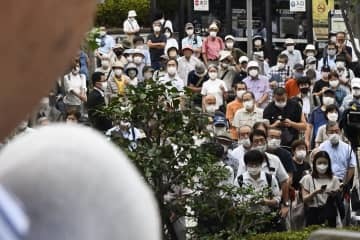 参院選の選挙戦で最後の日曜を迎え、街頭演説に耳を傾ける人たち＝3日午後、京都市