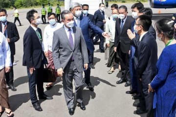 ミャンマー中部バガンを訪問した中国の王毅国務委員兼外相（手前中央）＝2日（ミャンマー情報省提供・AP＝共同）