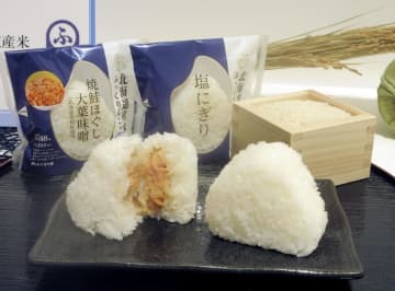 ローソンが5日から発売する北海道産米「ふっくりんこ」を使ったおにぎり＝4日、東京都内