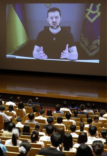 東洋大白山キャンパスで開催されたオンライン講演会で、学生らに語りかけるウクライナのゼレンスキー大統領＝4日午後、東京都文京区