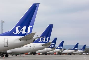 ノルウェー・オスロの空港に駐機するスカンジナビア航空機＝2019年4月（AP＝共同）