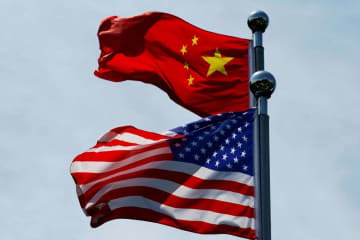 中国（上）と米国の国旗＝中国・上海、2019年（ロイター＝共同）
