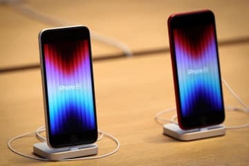 店舗に並ぶiPhone（アイフォーン）SE＝3月、ニューヨーク（ロイター＝共同）