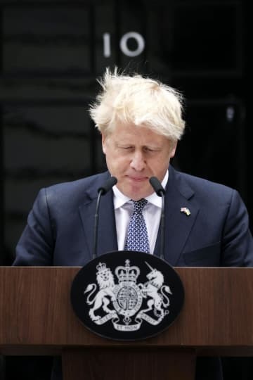 7日、英ロンドンで記者会見し、辞意を表明したジョンソン首相（ゲッティ＝共同）