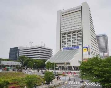 中野サンプラザ。左は中野区役所＝2021年、東京都中野区