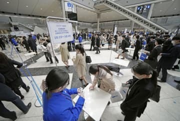 3月1日、合同会社説明会に集まった学生たち＝東京都内