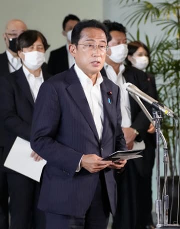 安倍元首相の銃撃を受け、首相官邸で取材に応じる岸田首相＝8日午後2時51分