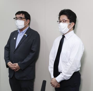 安倍元首相が銃撃され死亡したことを受け、取材に応じる拉致被害者家族会代表の横田拓也さん（右）と「救う会」の西岡力会長＝8日午後7時46分、東京都千代田区