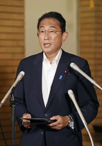 報道陣の取材に応じる岸田首相＝9日午前、首相公邸