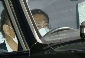 弔問に訪れた安倍元首相の自宅から車で出る岸田首相＝9日午後、東京都渋谷区