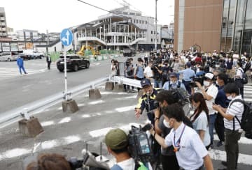 街頭演説中に安倍元首相が銃撃された現場付近に集まった報道関係者ら＝8日午後5時15分、奈良市の近鉄大和西大寺駅前