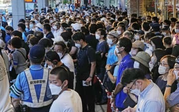 参院選の選挙戦最終日を迎え、候補者らの街頭演説に集まった人たち＝9日午後、新潟市（画像の一部を加工しています）