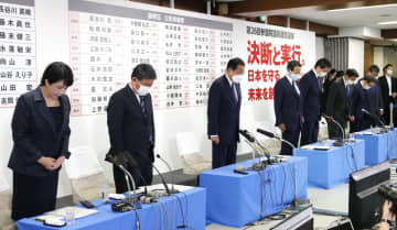 自民党本部の開票センターで安倍元首相に黙とうをささげる総裁の岸田首相（左から3人目）ら＝10日午後9時45分、東京・永田町