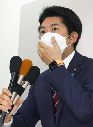 奈良選挙区で当選を決め、記者会見する自民党の佐藤啓氏＝10日夜、奈良市