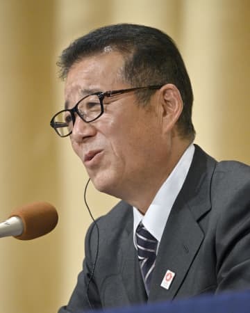 開票センターで、テレビ局のインタビューに答える日本維新の会の松井代表＝10日午後10時53分、大阪市内のホテル
