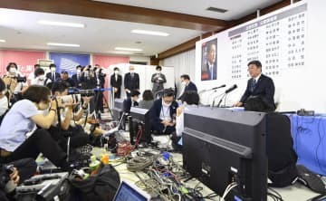 テレビ局のインタビューに答える自民党の茂木幹事長（右端）＝10日午後8時29分、東京・永田町の党本部