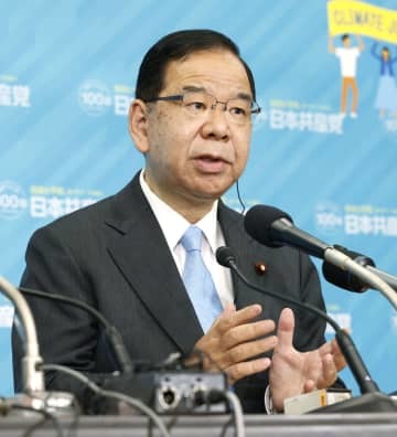 インタビューに答える共産党の志位委員長＝10日午後10時49分、東京都渋谷区の党本部