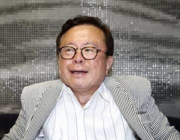 比例代表で当選が決まり、笑顔で報道対応する日本維新の会の猪瀬直樹氏＝11日早朝、東京都港区