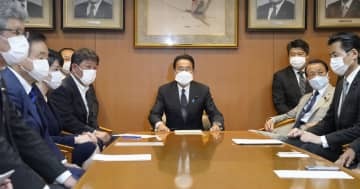 自民党の臨時役員会に臨む総裁の岸田首相（中央）ら＝11日午前、東京・永田町の党本部