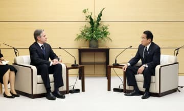 安倍晋三元首相の死去を受け、ブリンケン米国務長官（左）から表敬を受ける岸田首相＝11日午前、首相官邸（内閣広報室提供）