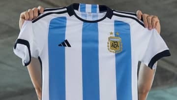 アルゼンチン代表、カタールW杯に向けた新ユニフォーム発表！「国の象徴」を背負うデザイン