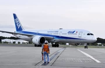 北京から成田空港に到着した全日空の旅客機＝11日午後